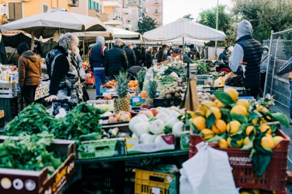 What are the best markets in Rome for fresh food and local products?
