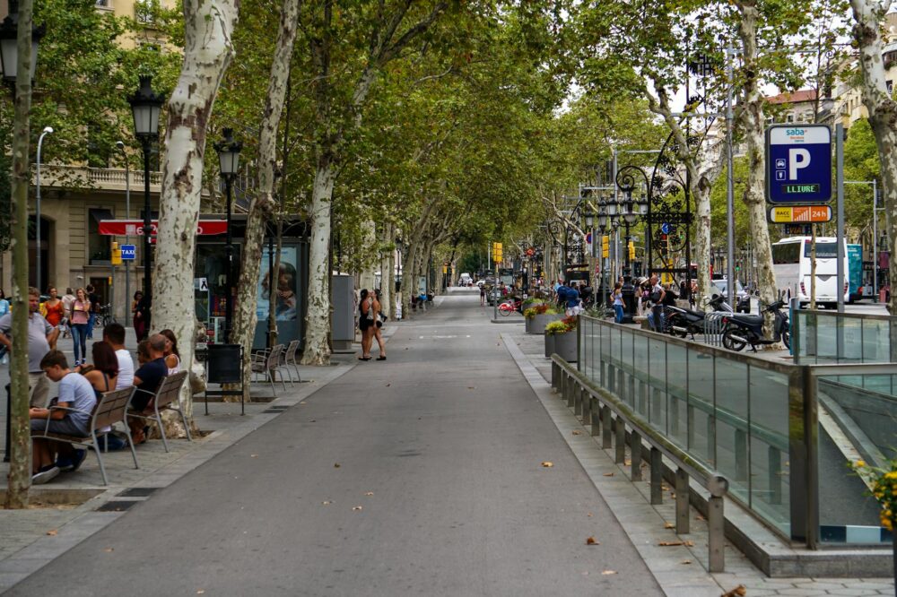What are the best parks and green spaces in Barcelona to relax?