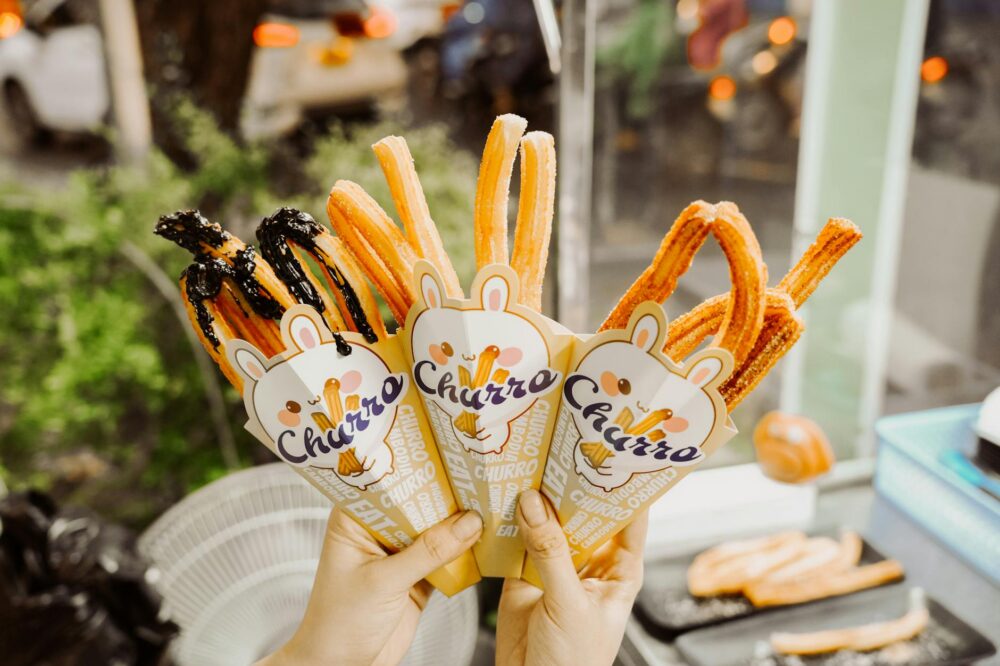 What are the best places to try churros con chocolate in Barcelona?