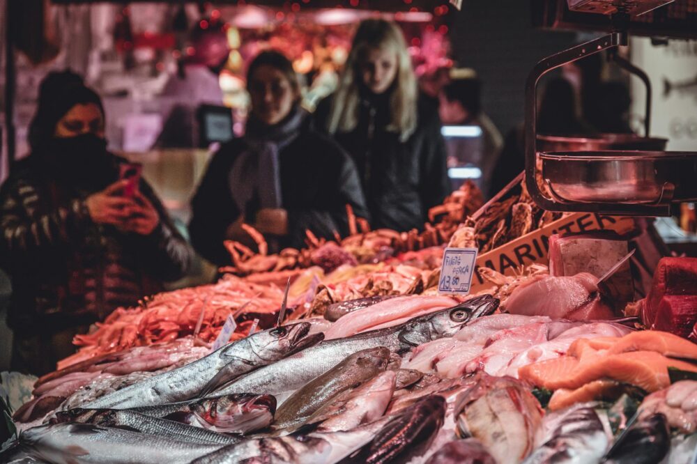 What are the best places to try seafood in Barcelona?