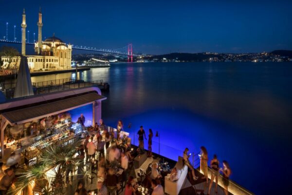 What are the best rooftop bars and restaurants with views in Istanbul?