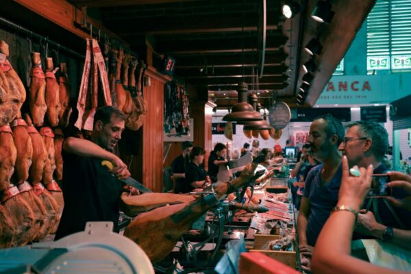What are the best shopping areas and markets in Barcelona?