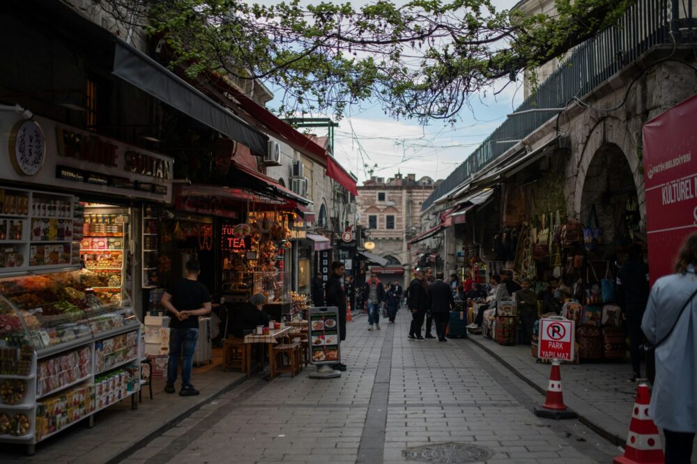 What are the best shopping areas and markets in Istanbul?