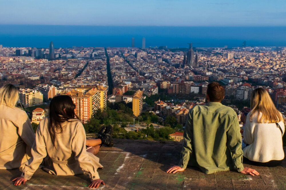 What are the best spots for a romantic date in Barcelona?