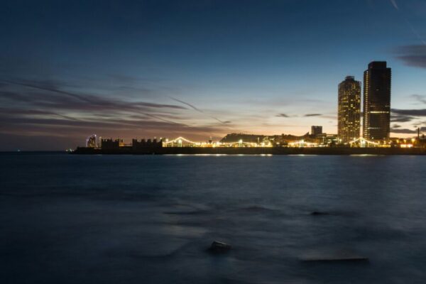 What are the best spots for photography in Barcelona at night?