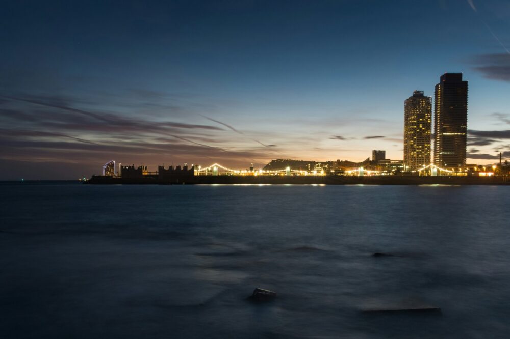 What are the best spots for photography in Barcelona at night?