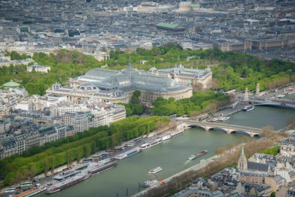 What are the best spring photo spots in Paris?