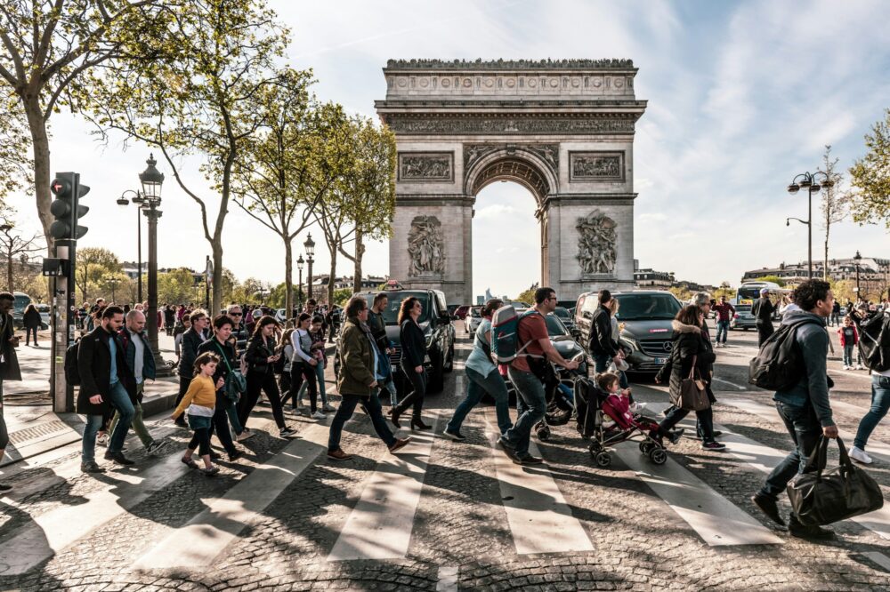 What are the best spring walking routes in Paris?