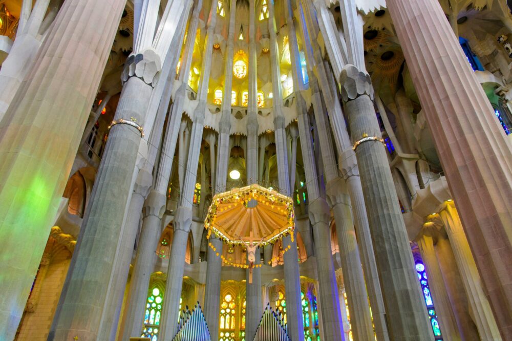 What are the best times to visit Sagrada Familia to avoid crowds?