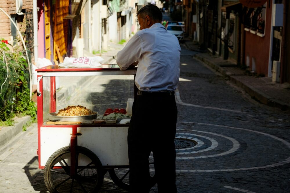 What are the best ways to experience Roman street food?