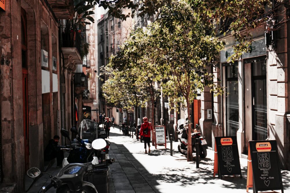 What are the best ways to explore Barcelona by electric scooter?