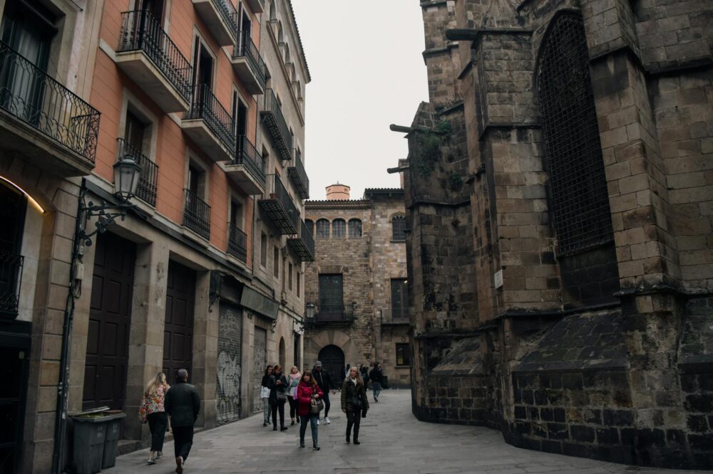 What are the best ways to explore Barcelona's Jewish Quarter?