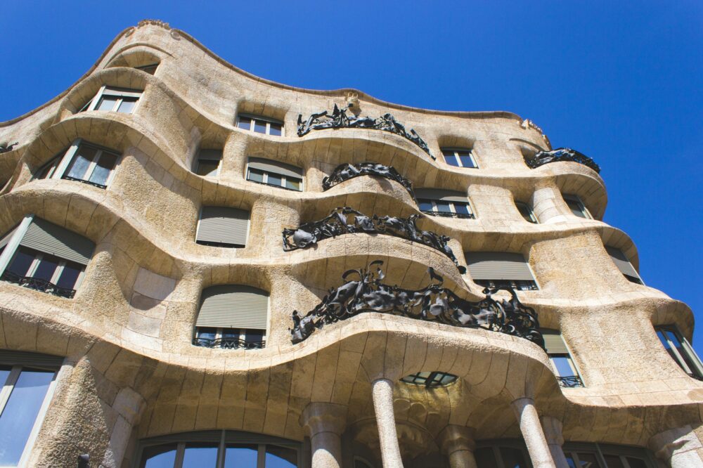 What are the best ways to learn about Gaudi's architecture in Barcelona?