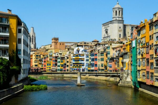What are the best ways to learn basic Spanish or Catalan for tourists?