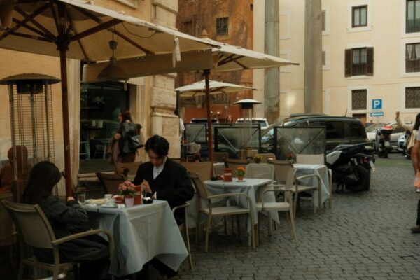 What are the etiquette tips for dining in Rome restaurants?
