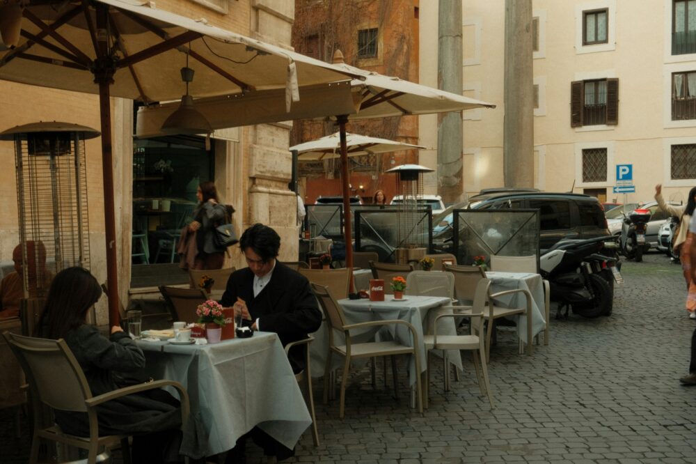 What are the etiquette tips for dining in Rome restaurants?