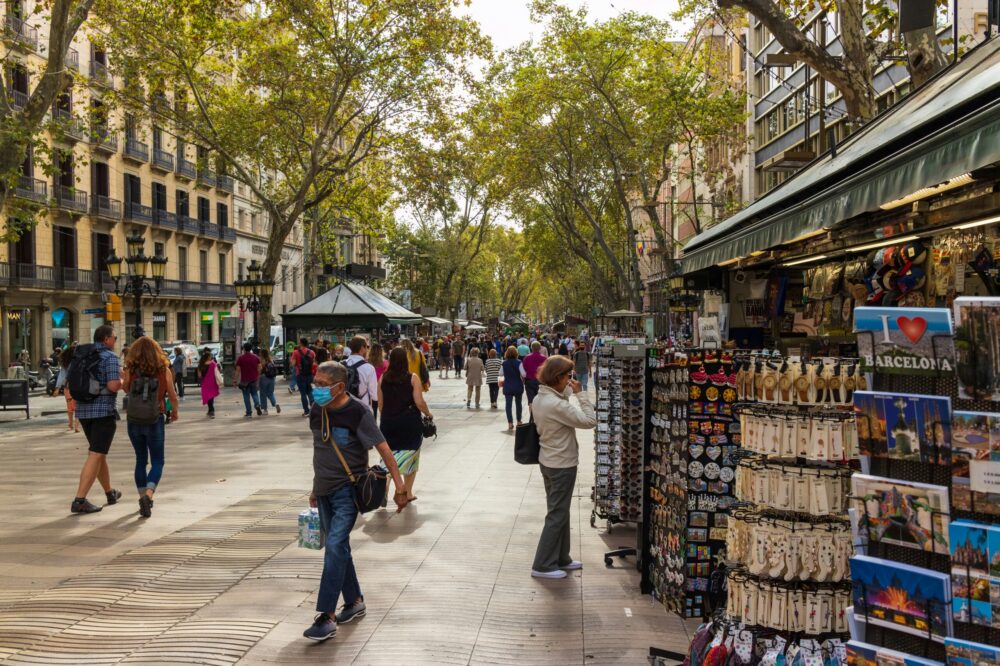 What are the local customs and etiquette tips for tourists in Barcelona?