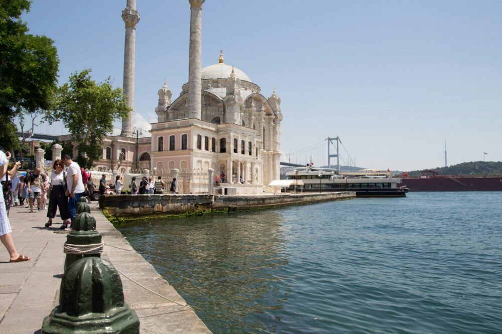 What are the must-see historical sites in Istanbul for first-time visitors?
