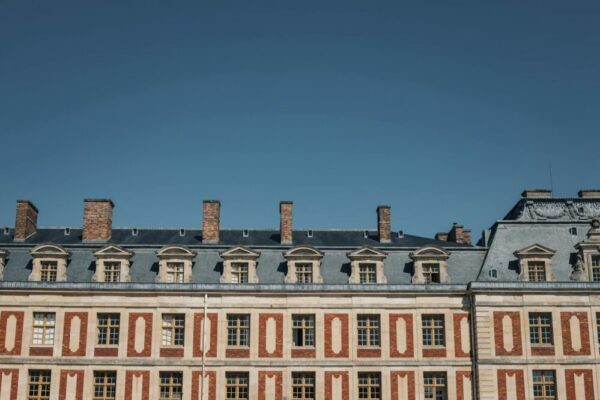What are the must-see locations in Toulouse for architecture enthusiasts?