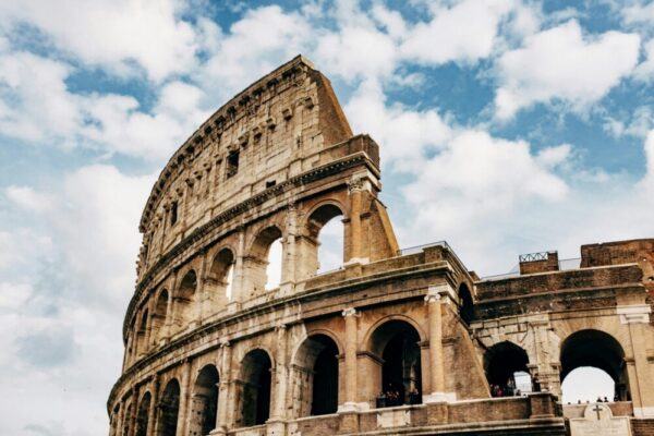 What are the opening hours for major attractions like the Colosseum and Vatican?