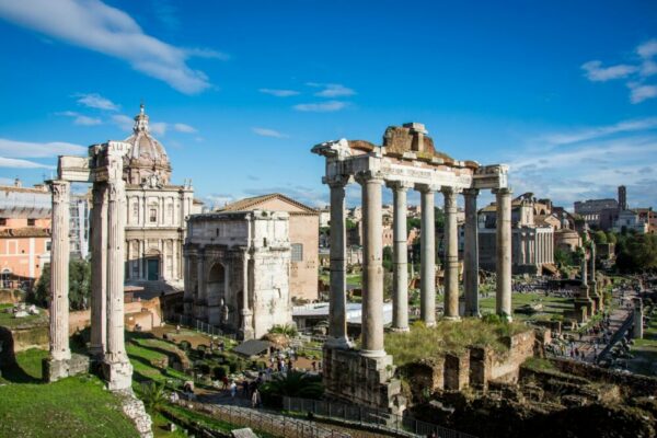 What are the opening hours for major attractions like the Roman Forum?