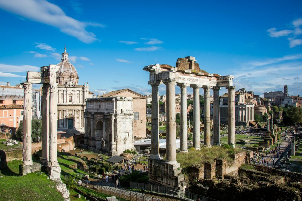 What are the opening hours for major attractions like the Roman Forum?