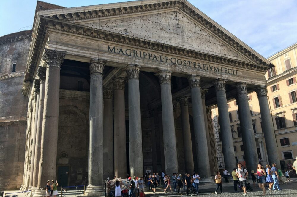 What are the rules for visiting the Pantheon and is admission free?