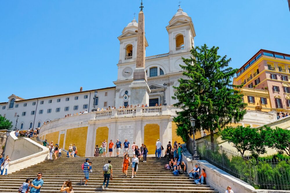 What are the rules for visiting the Spanish Steps and other popular landmarks?