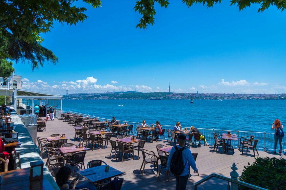 What are the tipping customs in Istanbul restaurants and cafes?