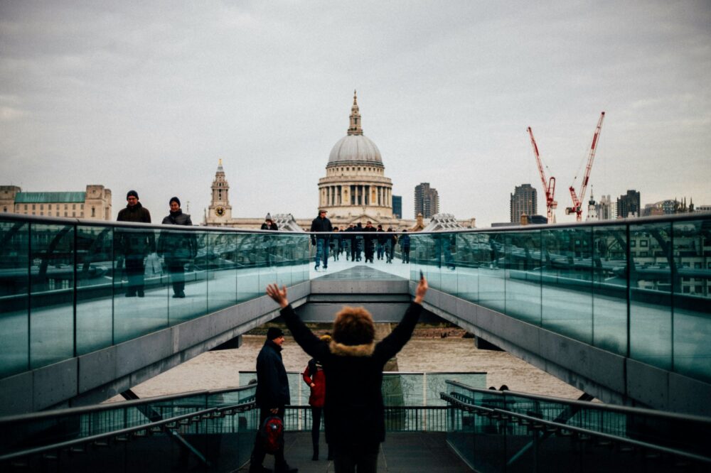 What are the top 10 must-see attractions in London for first-time visitors?