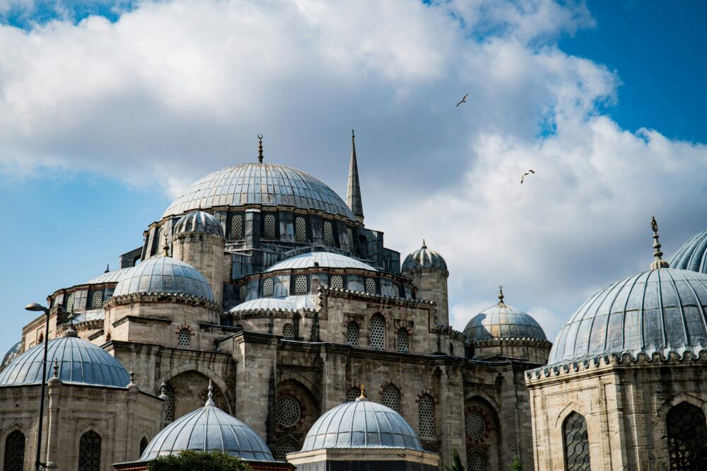 What are the top historical mosques to visit in Istanbul?