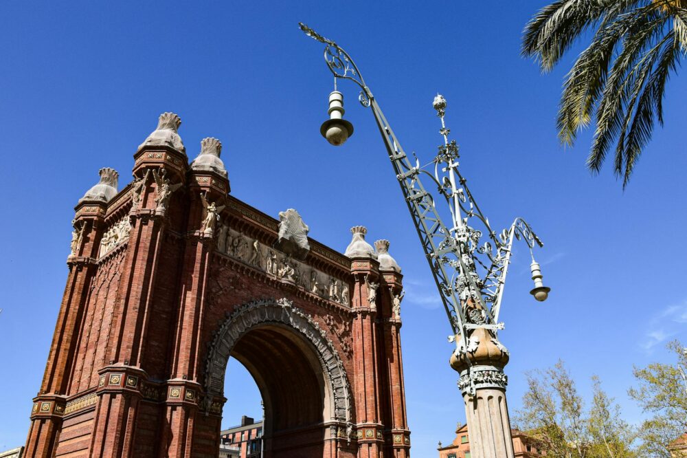 What are the top historical sites to visit in Barcelona?