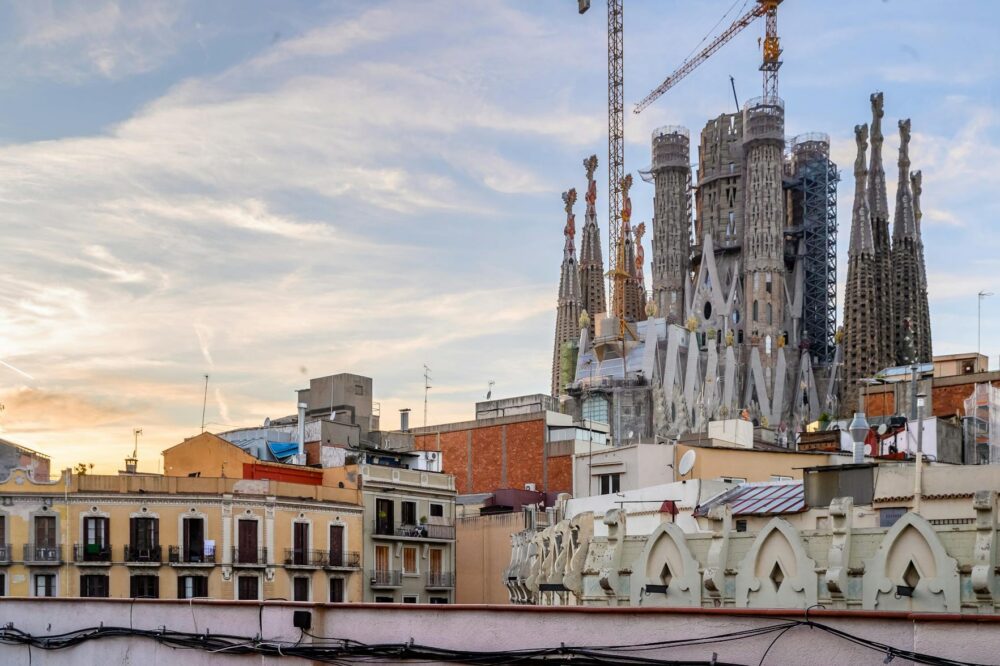 What are the top-rated Airbnb neighborhoods in Barcelona?