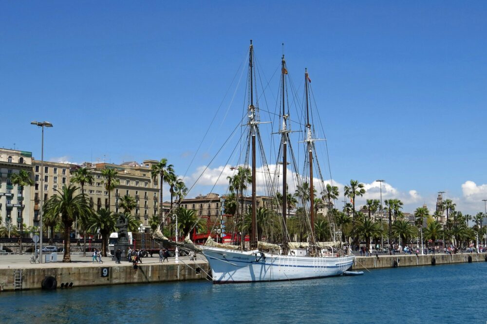 What are the top-rated boat rentals and sailing trips in Barcelona?