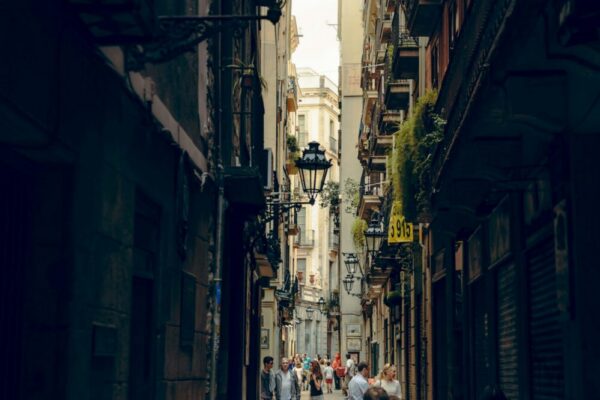 What are the top-rated ghost tours and haunted places in Barcelona?