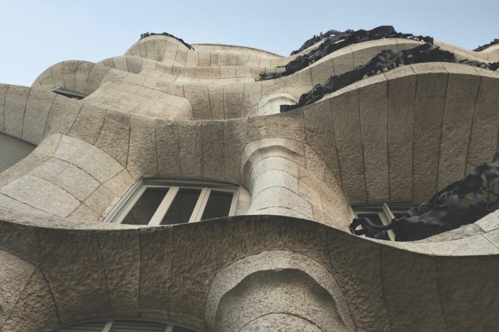What are the top-rated guided tours for architecture lovers in Barcelona?