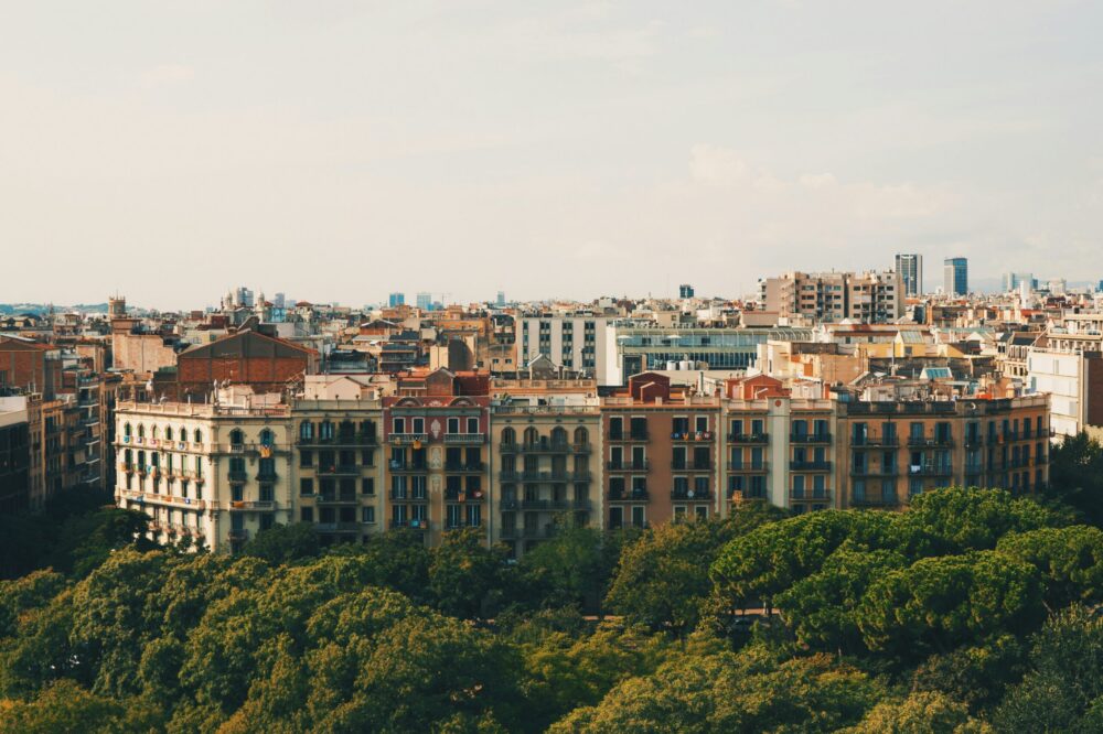 What are the top-rated hostels for groups in Barcelona?