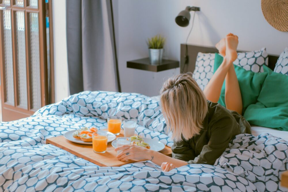 What are the top-rated hostels with free breakfast in Barcelona?