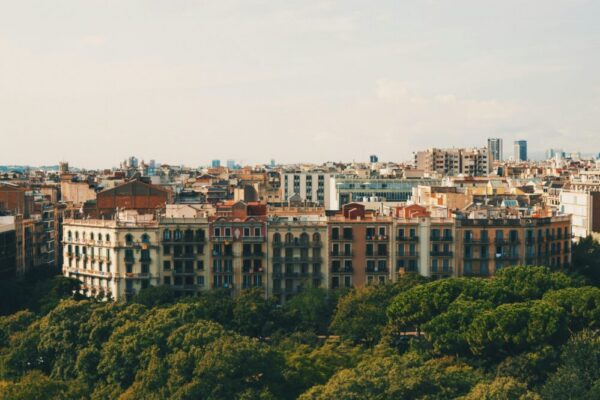 What are the top-rated hostels with kitchens in Barcelona?