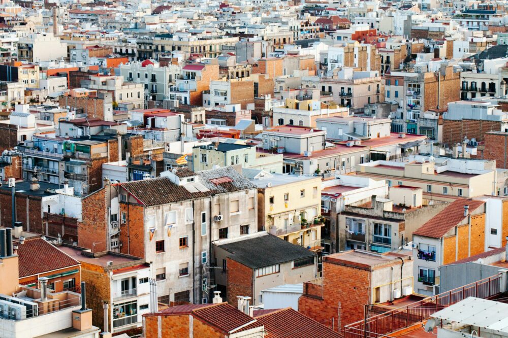 What are the top-rated hostels with rooftop terraces in Barcelona?