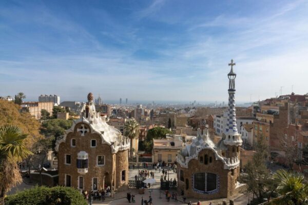 What are the top-rated modernist architecture tours in Barcelona?