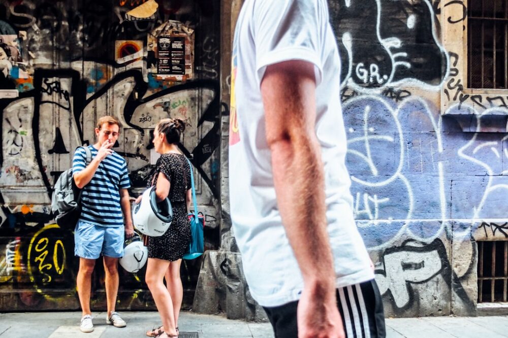 What are the top-rated street art tours in Barcelona?