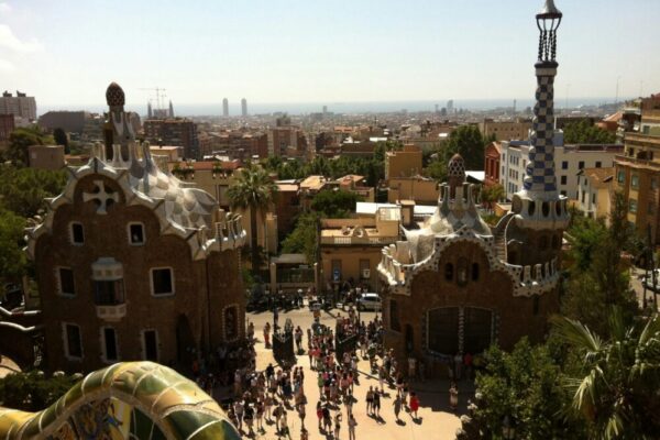 What are the top-rated walking tours in Barcelona?