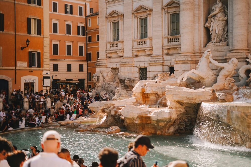 What are the top tips for avoiding crowds at the Trevi Fountain?