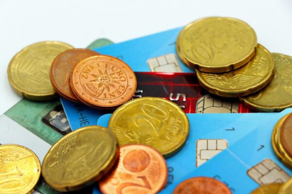 What are the top tips for using credit cards and cash in Rome?