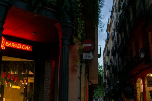 What are the typical opening hours for shops and restaurants in Barcelona?