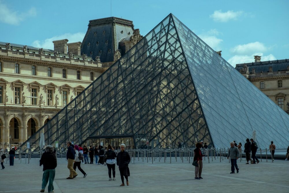 What free architecture tours are in Paris in 2026?