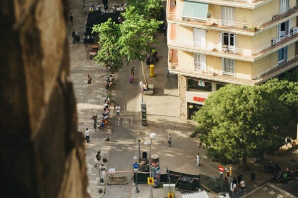 What free art installations are in Barcelona public spaces in 2026?