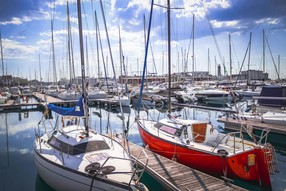 What free boat tours are available in Barcelona in 2026?