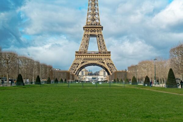 What free gardens are near the Eiffel Tower in 2026?